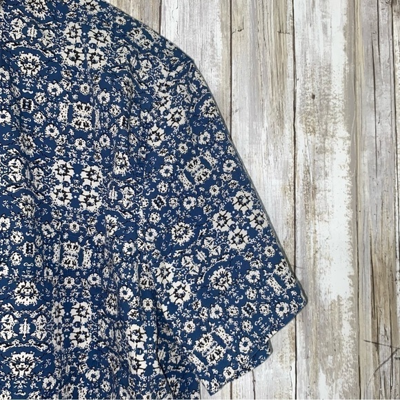 American Eagle Blue Floral Button Down - Picture 2 of 4